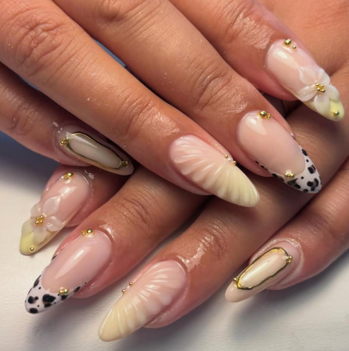 Detailed almond nail art set by Hana